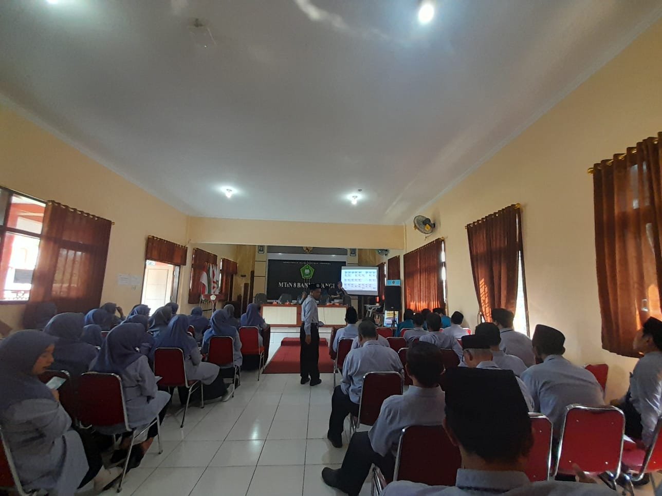 Presentasi layanan IHT digital-school.id di MTsN 8 Banyuwangi